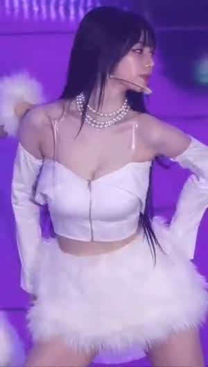 앞으로 숙이는 에스파 카리나 화이트 튜브탑