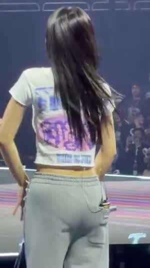 흰티에 회색 츄리닝 입은 트와이스 쯔위 뒤태