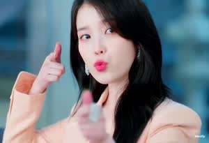 피융~ 활 쏘는 21세기 대군부인 아이유 . GIF