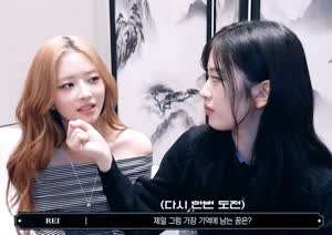 인터뷰하다 갑자기 레이 볼 찌르는 아이브 안유진.gif