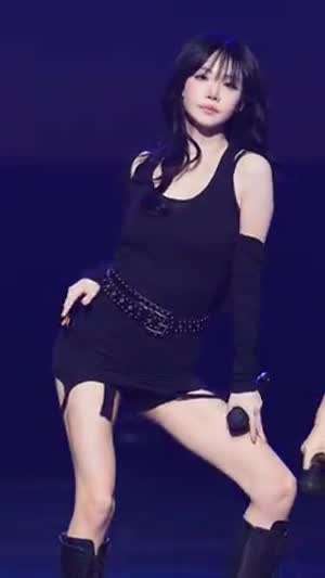 말려 올라간 몸에 붙는 검정 원피스 내전근 트리플에스 김나경