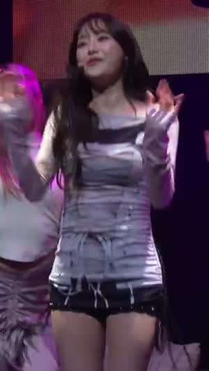 은은한 매력 뽐내는 스트랩 의상 츄 (2)