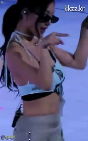 물 뿌리는 트와이스 지효