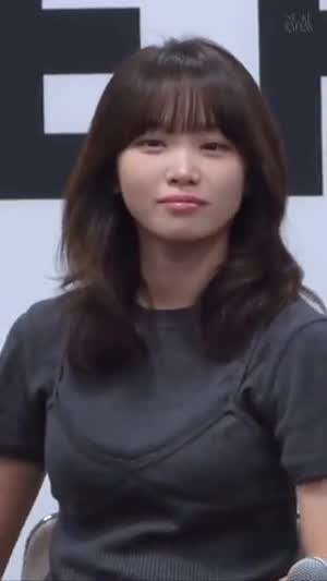 눈웃음 발사하는 골지 란제리룩 르세라핌 김채원