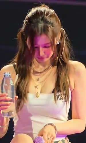 브라탑 옷 정리하고 물 뿌리는 트와이스 사나