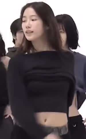 많이 위로 올라간 검정티 무대연습 르세라핌 카즈하 (bonus 사쿠라)