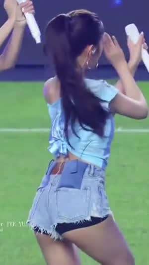 축구장에서 공연하는 포니테일 청핫팬츠 아이브 안유진