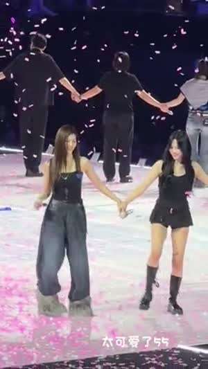 콘서트 마무리 인사 직전에 커플 댄스 추는 트와이스 사나 미나