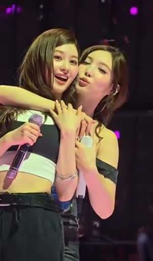 사나 백허그해서 뽀뽀하는 나연 ㅋㅋ