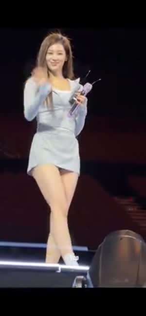 공연전 각선미 자랑하는 트와이스 사나