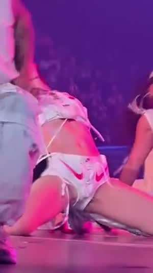 블랙핑크 리사 흰 나이키 핫팬츠 하이레그핏.mp4