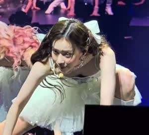 화이트 코르셋 의상 입고 바닥 짚는 에스파 윈터 몽실 가슴골.mp4