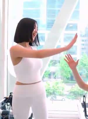 트리플에스 김채연 흰나시 레깅스 요동치는 옆가슴 무브먼트.mp4