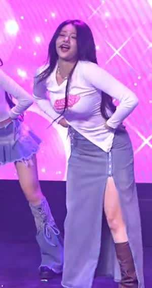 성인이 된 클라씨 원지민 그냥 흰티 출렁이는 큰 가슴 무게감.mp4