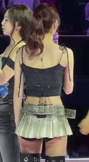 짧은 치마 작은 속바지 트와이스 모모 엉덩이 치고 가는 정연 ㅋㅋ