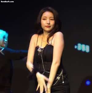 란제리 슬립 느낌의 여자친구 소원 의상 ㄷㄷ..gif