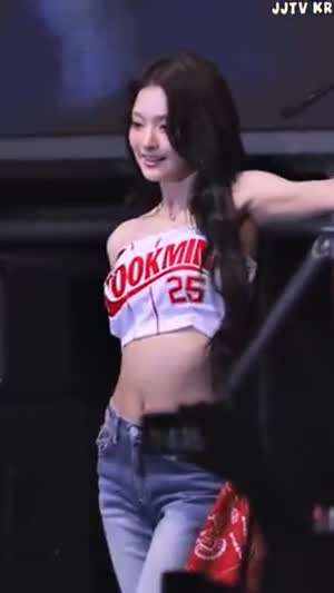 리폼한 유니폼 튜브탑 복근 개미허리 골반 청바지 프로미스나인 이나경