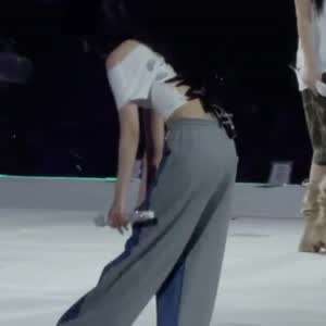 츄리닝 끝단 정리하는 트와이스 미나 힙라인