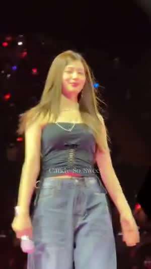 팬들과 소통하는 검정 홀터넥 민소매 트와이스 사나