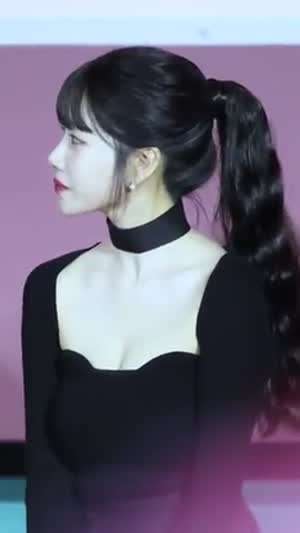 조유리 파인 드레스 가슴골.mp4