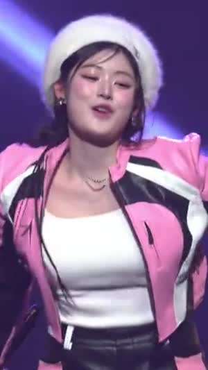 피프티피프티 아테나 핑크 라이더자켓 속 묵직한 흰티 무빙.mp4