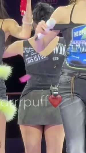 인사하는 트와이스 미나 뒷모습