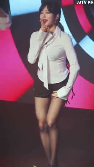 가슴이 주름진 시스루 흰셔츠 블랙 브라 검스 클라씨 명형서