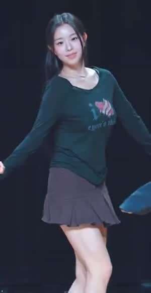 집중하게 만드는 티셔츠 트리플에스 김채연