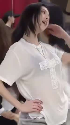 연습실의 ITZY 유나 검정 브라 은은하게 비치는 시스루 흰티