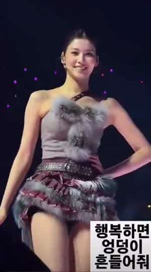 트와이스 사나 "행복하면 엉덩이 흔들어줘"