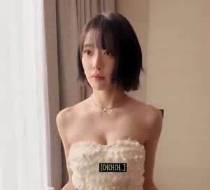 매력적인 르세라핌 사쿠라 순백색 오프숄더 드레스