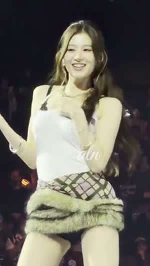 살랑살랑 팬서비스하는 트와이스 콘서트 사나