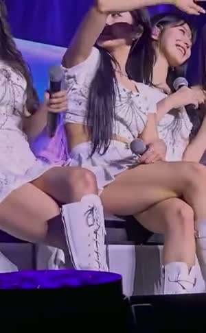 다리 꼬는 프로미스나인 박지원 허벅지