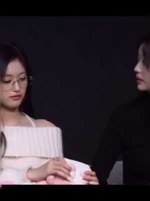 인형 바지 벗기고 보여주는 이서.. 질색하는 원영 ㅋㅋ