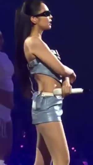 [블랙핑크] 벨트 튜브탑 + 초미니 골반 돌리는 제니 흰속 엉밑살.mp4