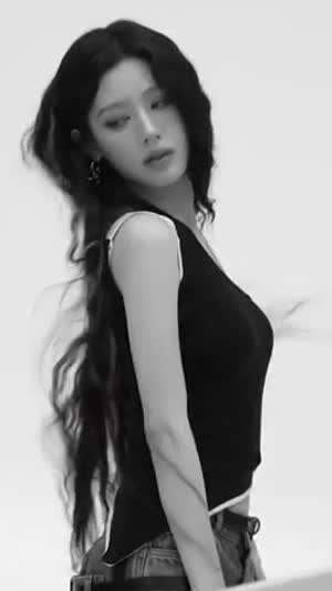 나시에 청바지 입은 아이들 미연 흑백 분위기