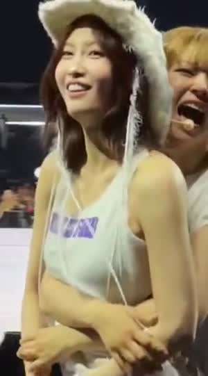 찰진 뒤태의 모모 뭉클하게 백허그하는 정연 (트와이스)