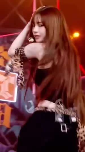 측면에서 본 호피 벨트 에스파 카리나 무빙