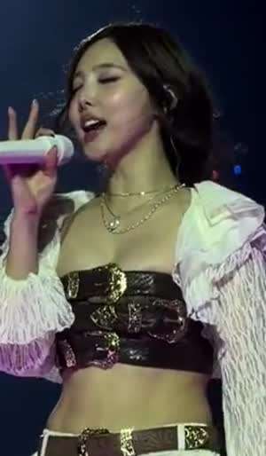 트와이스 나연 벨트 튜브탑