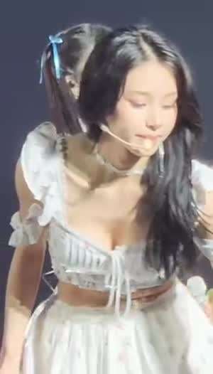 트와이스 채영 숙이는 방심한 가슴골.mp4