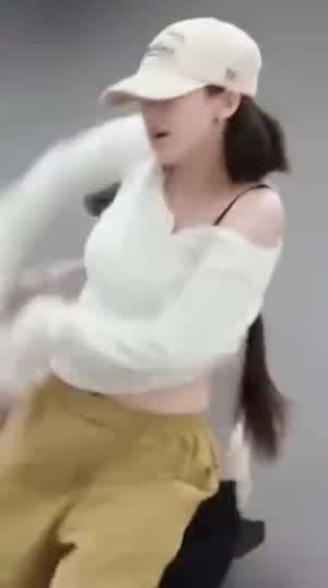 연습실 에스파 카리나 검정 브라끈 삐져나온 묵직한 흰 원오프숄더