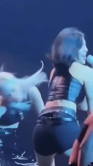 엉덩이 내밀면서 웨이브 타는 올블랙 여전사 아이브 안유진