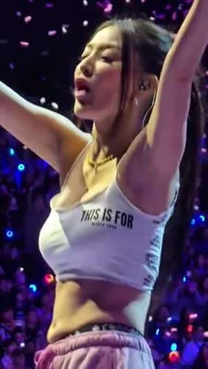 꿀렁꿀렁 웨이브 묵직한 크롭나시티 트와이스 콘서트 지효