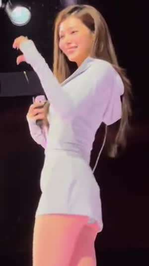 사운드 체크 시간에 팬들과 인사하는 트와이스 사나