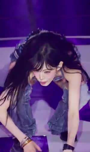 어제자 바닥에 팔 짚고 앞으로 숙이는 홀터넥 청튜브탑 프로미스나인 이채영