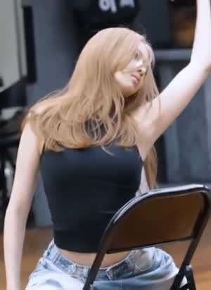 검정 민소매 상큼한 겨드랑이 연습실의 아이브 레이