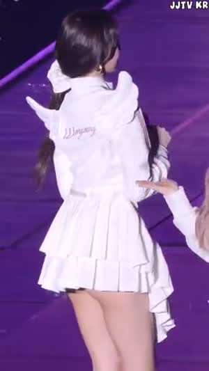 아이브 장원영 날개 달린 저지 흰치마 예쁜 뒤태