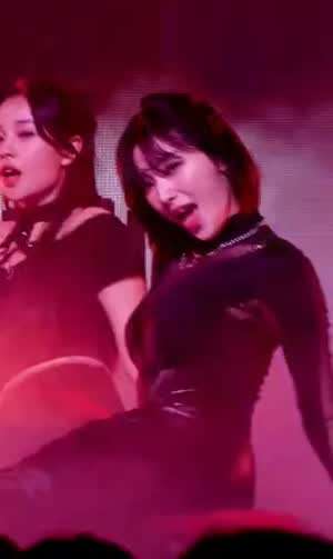 가죽바지 입고 바닥안무하는 하이키 리이나 탱탱한 에나멜 바지핏