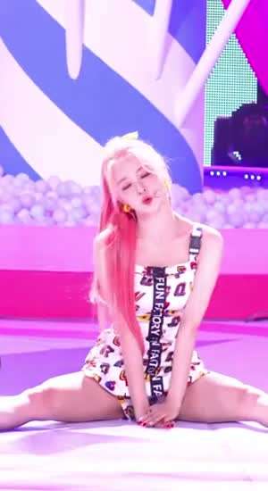 알록달록한 흰 핫팬츠 입고 쩍벌 바닥안무하는 프로미스나인 이나경