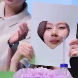 하트 종이 대고 윙크하는 큐티 트와이스 사나